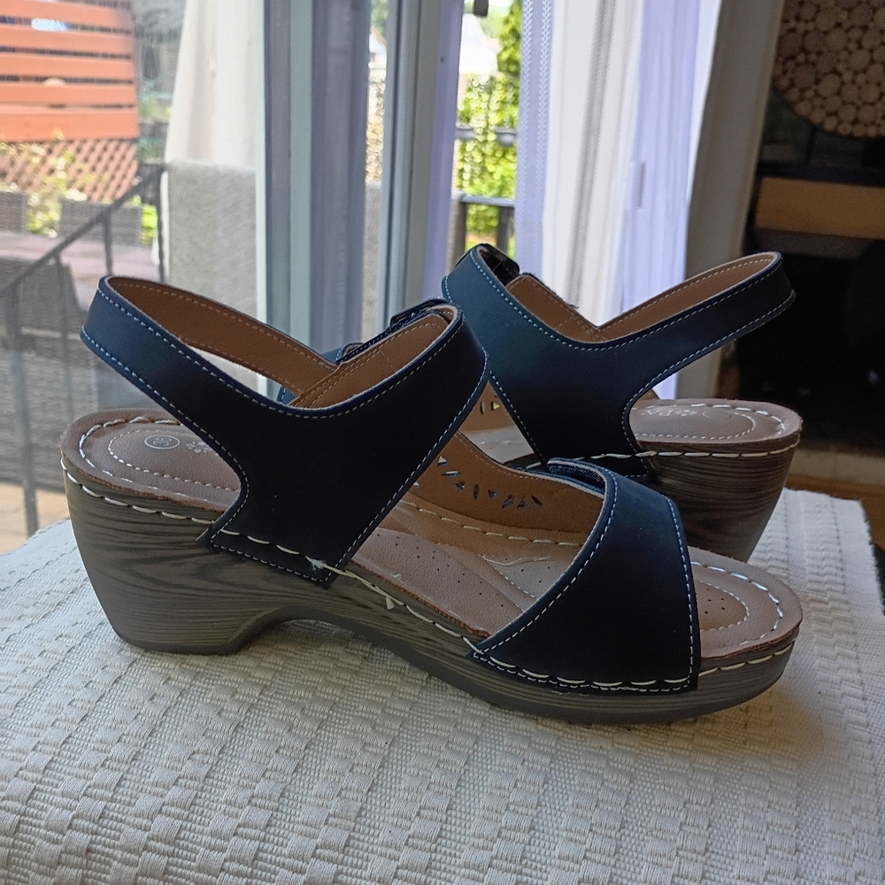 NWT.Patrizia by Spring Black and Tan Sandals.Size36/5.5 - Picture 4 of 8